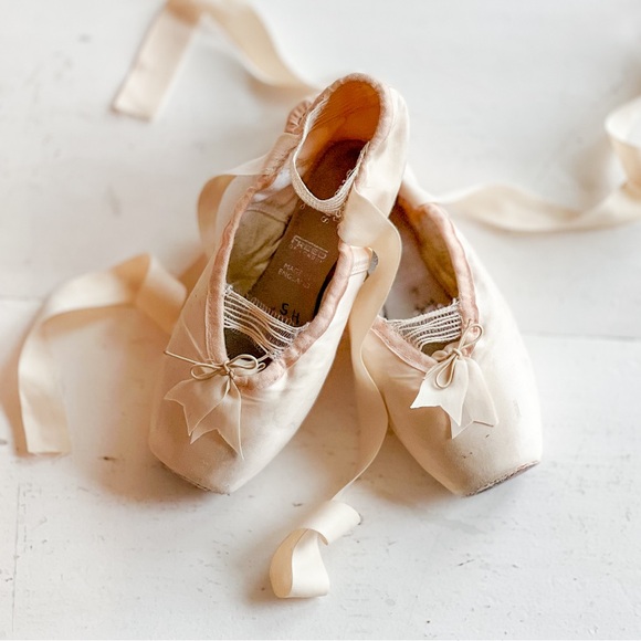Vintage Ballet Pointe Shoes For Romantic Home Decor - Picture 1 of 8